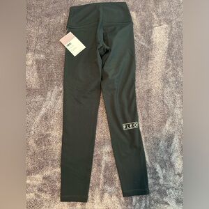 Size small Fleo El Toro 25” black leggings NWT